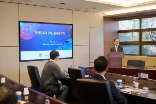 오세정 전 서울대 총장이 8일 오전 한림대 교무회의실에서 도헌학술원의