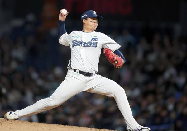 NC 다이노스 신민혁이 8일 창원NC파크에서 열린 프로야구 2026 KBO리그 LG 트윈스와 경기에서 투구하고 있다. /연합뉴스