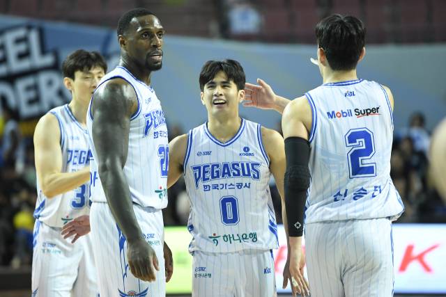 프로농구 대구 한국가스공사 페가수스의 김국찬, 라건아, 샘조세프 벨란겔, 신승민(왼쪽부터)이 서로를 격려하고 있다. KBL 제공