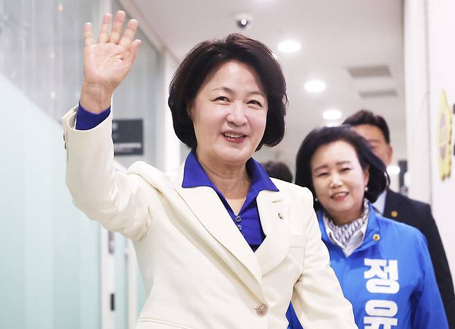 더불어민주당 추미애 경기도지사 후보가 8일 경기도 수원시 경기도의회 기자회견장에 들어서고 있다. /연합뉴스