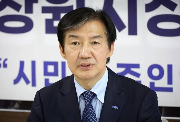 조국 조국혁신당 대표가 8일 오전 경남 창원시 성산구 한 빌딩에서 열린 심규탁 창원시장 후보 선거사무소 개소식에서 취재진의 질문에 답변하고 있다. 연합뉴스