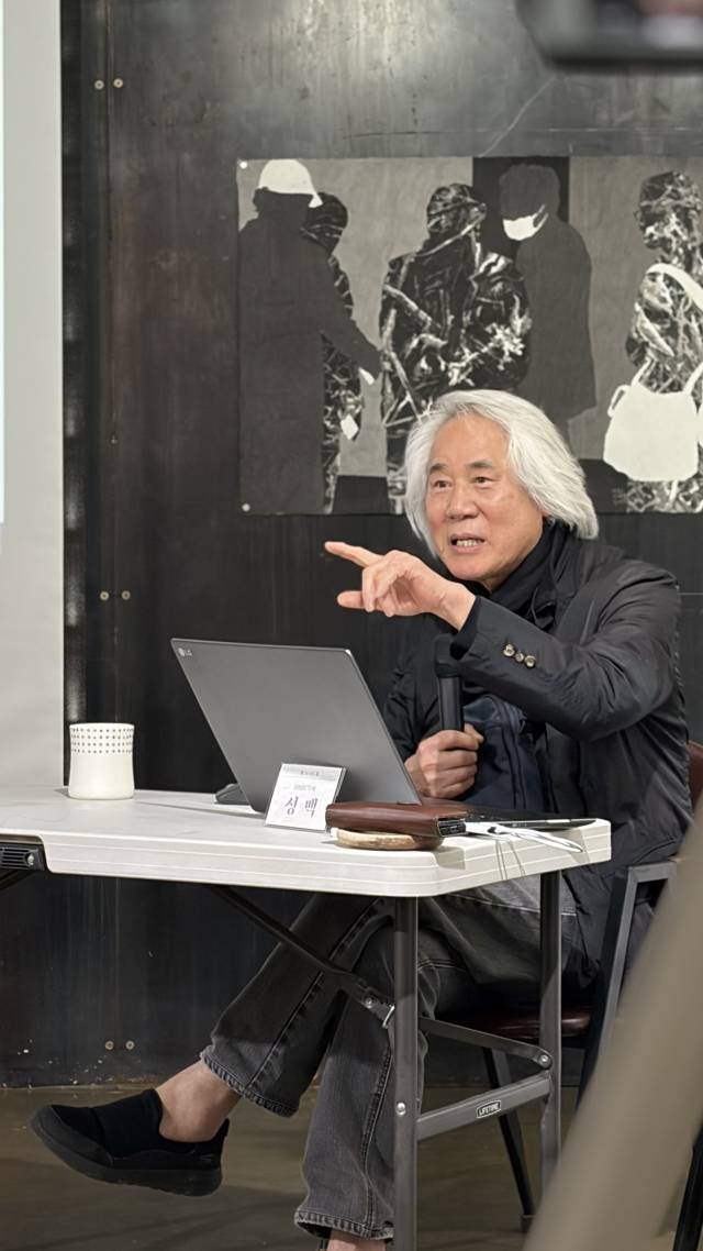 지난 5일 오후 부산 금정구 복합문화예술공간 MERGE?(머지)에서 개최한 이태호 초대 개인전 ‘결 또 다른 결’ 작가와의 대화 현장. 김은영 기자 key66@