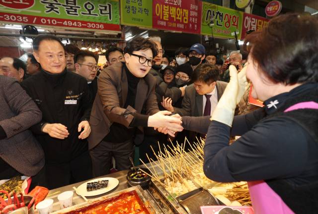 한동훈 전 국민의힘 대표가 지난달 부산 북구 구포시장을 찾아 상인들을 만나고 있다. 이재찬 기자 chan@