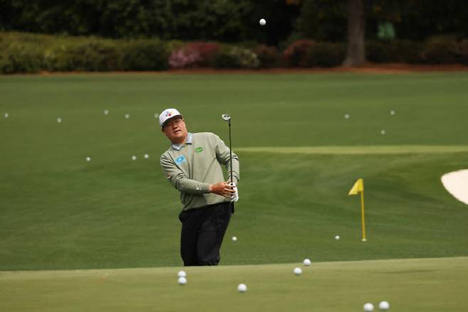 임성재가 오거스타 내셔널 골프클럽 연습장에서 칩핑 연습을 하고 있다. (사진=AFPBBNews)