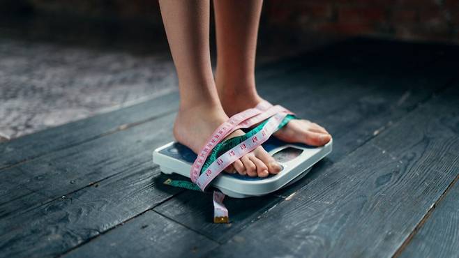 극단적인 다이어트는 건강에 좋지 않은 영향을 미칠 수 있다|출처: 클립아트코리아