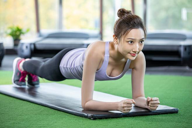 플랭크 운동의 효과를 얻으려면 젊은 사람들은 한 번에 45초 이상은 유지할 수 있어야 한다. 사진=클립아트코리아
