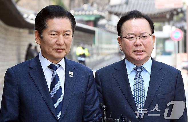 정청래 더불어민주당 대표와 김부겸 전 국무총리가 지난달 26일 서울 중구 달개비에서 회동을 마치고 취재진 질문에 답변하고 있다. 2026.3.26 ⓒ 뉴스1 국회사진기자단