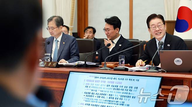 이재명 대통령이 6일 청와대에서 열린 국무회의 겸 제4차 비상경제 점검회의에서 김성환 기후에너지환경부 장관에게 질의하고 있다. 2026.4.6 ⓒ 뉴스1 이재명 기자