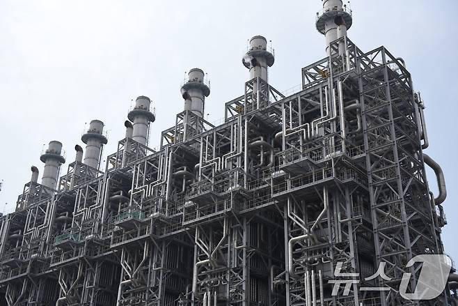 중동상황 장기화로 나프타 수급 차질로 인해 전남 여수 국가산업단지 내 석유화학 기업들의 생산 시설 가동 중단이 잇따르고 있다. 지난 23일 전남 여수 국가산업단지 소재 기업 등에 따르면 LG화학 여수공장은 이날부터 여수산단 내 NCC 2공장 가동을 중단했다고 밝혔다. 사측은 나프타 공급이 원활해질 때까지 1공장만 가동할 예정이다. 사진은 3월 25일 여수산단내 NCC 2공장 모습. 2026.3.25 ⓒ 뉴스1 김성준 기자