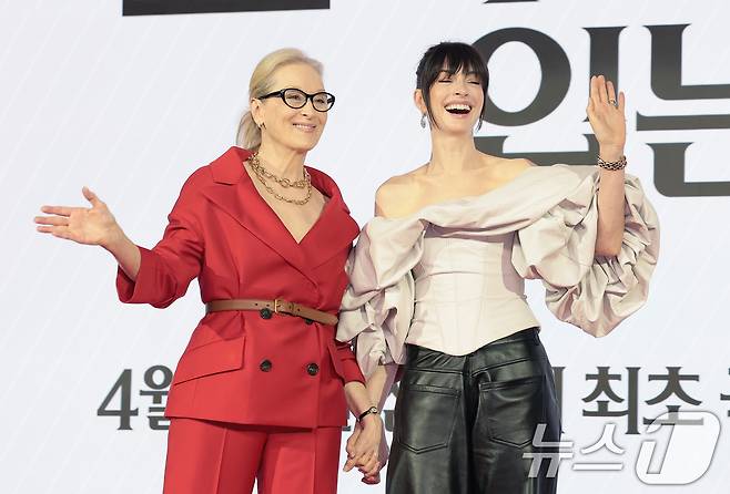 배우 메릴 스트립과 앤 헤서웨이(오른쪽)가 8일 서울 종로구 포시즌스 호텔 서울에서 열린 영화 '악마는 프라다를 입는다 2'(감독 데이빗 프랭클) 내한 기자간담회에서 포즈를 취하고 있다. ‘악마는 프라다를 입는다 2’는 전설적인 패션 매거진 런웨이의 편집장 미란다(메릴 스트립 분)와 20년 만에 기획 에디터로 돌아온 앤디(앤 해서웨이 분)가 럭셔리 브랜드의 임원이 된 에밀리(에밀리 블런트 분)와 재회하고, 완전히 달라진 미디어 환경 속에서 다시 한 번 패션계의 주도권을 잡기 위해 모든 커리어를 거는 이야기다. 2026.4.8 ⓒ 뉴스1 권현진 기자