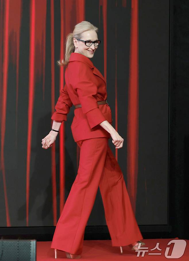 배우 메릴 스트립이 8일 서울 종로구 포시즌스 호텔 서울에서 열린 영화 '악마는 프라다를 입는다 2'(감독 데이빗 프랭클) 내한 기자간담회에 참석하고 있다. ‘악마는 프라다를 입는다 2’는 전설적인 패션 매거진 런웨이의 편집장 미란다(메릴 스트립 분)와 20년 만에 기획 에디터로 돌아온 앤디(앤 해서웨이 분)가 럭셔리 브랜드의 임원이 된 에밀리(에밀리 블런트 분)와 재회하고, 완전히 달라진 미디어 환경 속에서 다시 한 번 패션계의 주도권을 잡기 위해 모든 커리어를 거는 이야기다. 2026.4.8 ⓒ 뉴스1 권현진 기자