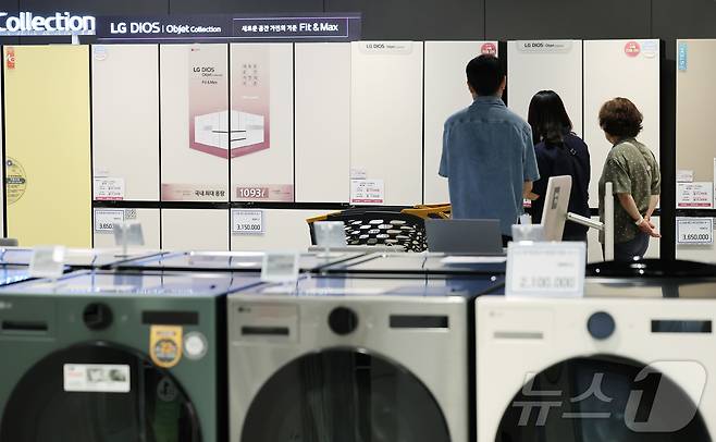 서울의 한 마트 가전매장을 찾은 시민들이 냉장고를 살펴보고 있다. ⓒ 뉴스1 장수영 기자