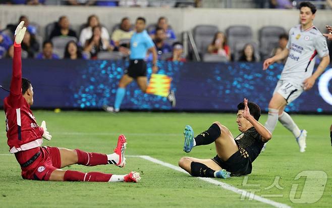 LA FC 손흥민이 8일 8일(한국시간) 미국 캘리포니아주 로스앤젤레스의 BMO 스타디움에서 열린 크루즈 아술(멕시코)과 2026 북중미카리브해축구연맹(CONCACAF) 챔피언스컵 8강 1차전에서 선제 결승골을 넣고 있다. ⓒ AFP=뉴스1
