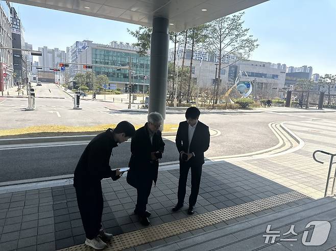 김창민 감독의 아버지가 8일 오후 의정부지검 남양주지청으로 출석하는 모습. /뉴스1 이상휼 기자