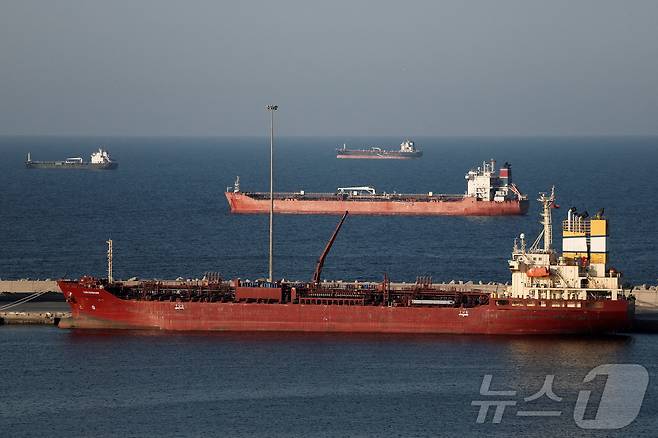 이란이 호르무즈 해협 봉쇄를 경고한 가운데 유조선이 오만 무스카트에 정박해 있는 모습. 2026.03.07 ⓒ 로이터=뉴스1