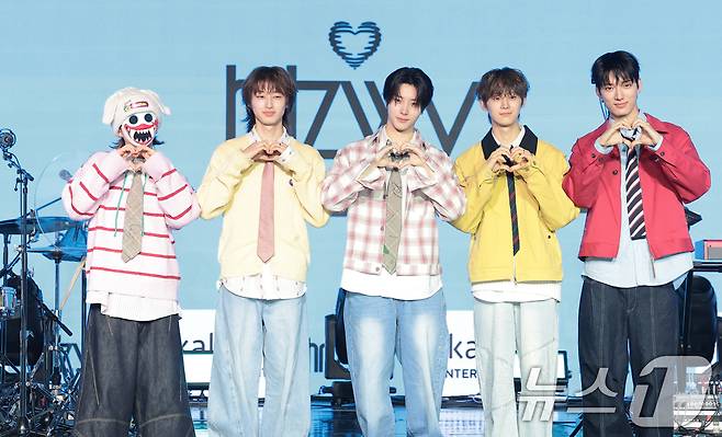 밴드 하츠웨이브(hrtz.wav) 하기와(왼쪽부터)와 케이텐, 리안, 윤영준, 데인이 8일 서울 마포구 문화비축기지에서 열린 첫 번째 미니앨범 ‘The First Wave(더 퍼스트 웨이브)’ 발매 쇼케이스에서 포즈를 취하고 있다. 2026.4.8 ⓒ 뉴스1 권현진 기자
