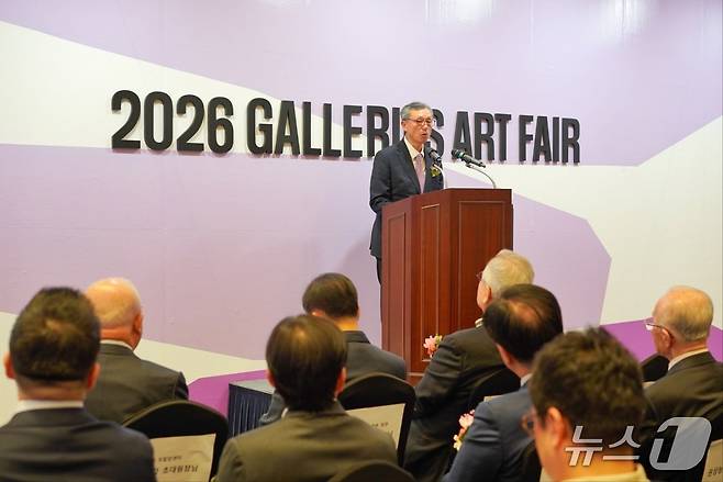 8일 개막한 화랑미술제에서 이성훈 화랑협회 회장이 환영사를 진행하고 있다. ⓒ 뉴스1 김정한 기자