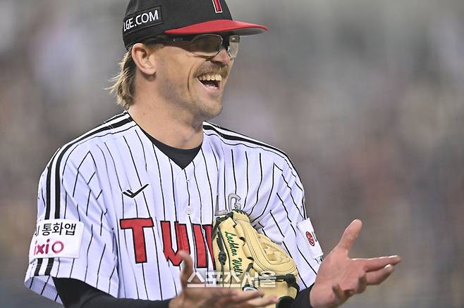 LG 선발투수 웰스가 2일 서울 잠실구장에서 열린 2026 KBO리그 KIA전 6회 투구 후 장비검사를 요청하자 환하게 웃고 있다. 잠실 | 최승섭기자 thunder@sportsseoul.com