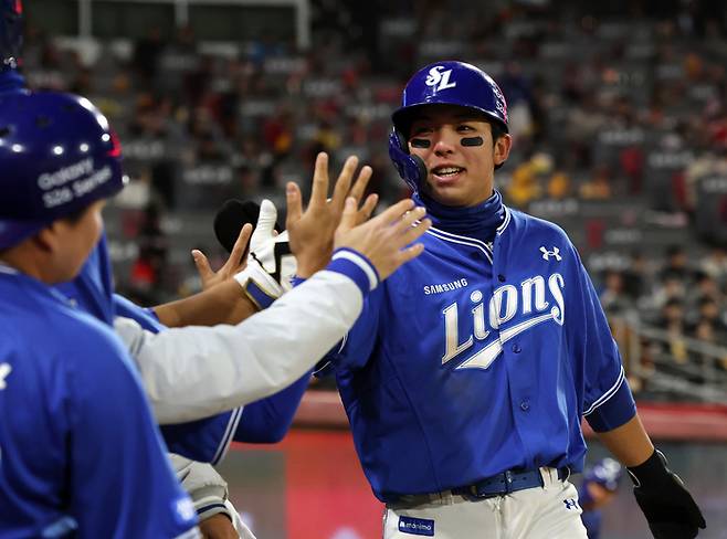 삼성 김영웅이 7일 광주-기아 챔피언스 필드에서 열린 2026 KBO리그 정규시즌 KIA와 경기에서 8회초 득점에 성공한 후 동료들과 하이파이브 하고 있다. 사진 | 광주=연합뉴스