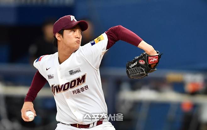 키움 안우진이 18일 고척스카이돔에서 열린 2023 KBO리그 두산전에 선발 등판해 역투하고 있다. 사진 | 스포츠서울 DB