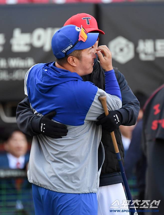 7일 광주 기아챔피언스필드에서 열린 KIA와 삼성의 경기. 삼성 최형우가 KIA 손승락 수석코치 품에 안겼다. 광주=박재만 기자 pjm@sportschosun.com