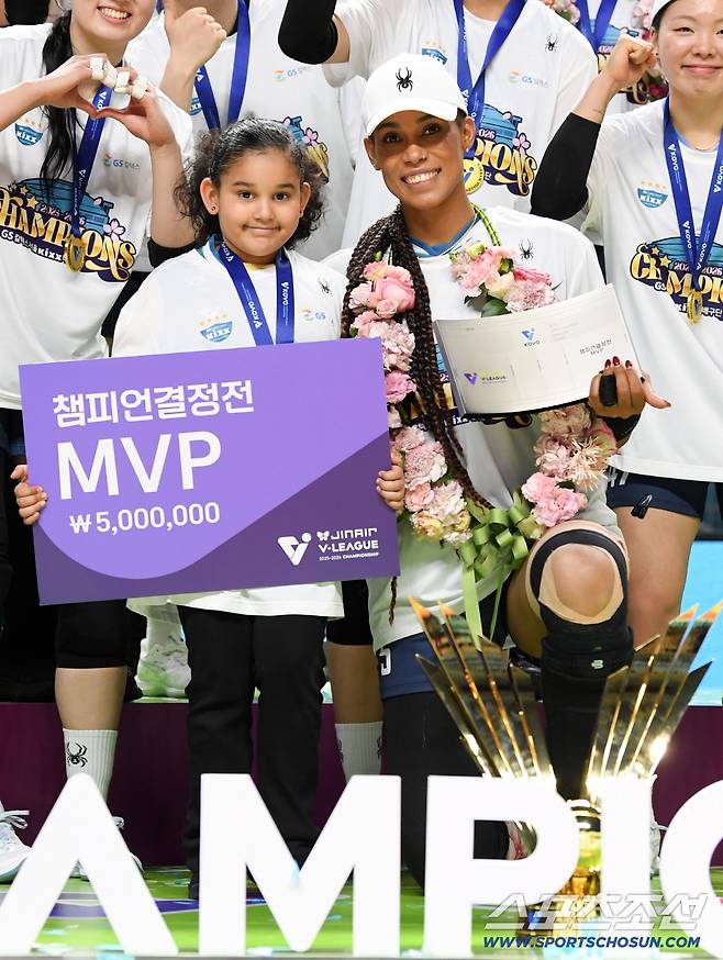 5일 장충체육관에서 열린 V리그 챔피언결정전 GS칼텍스와 도로공사의 경기. MVP GS칼텍스 실바가 딸과 함께 포즈를 취하고 있다. 장충=박재만 기자 pjm@sportschosun.com/2026.04.05/