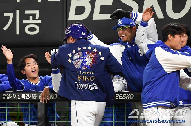 홈런 재킷 입은 최형우를 모두가 반겼다.