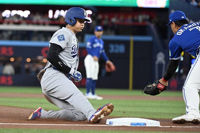 LA 다저스 오타니 쇼헤이가 8일(한국시각) 로저스센터에서 열린 토론토 블루제이스전에서 1회초 볼넷으로 출루한 뒤 윌 스미스의 깊숙한 우익수 플라이 때 3루에 안착하고 있다. Imagn Images연합뉴스