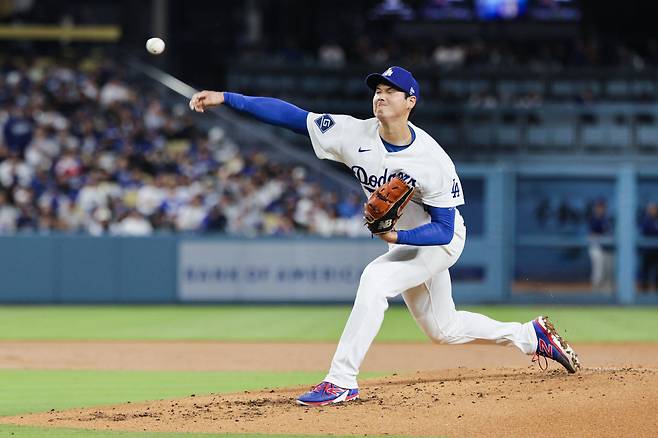 오타니 쇼헤이가 지난 1일(한국시각) 시즌 첫 등판인 클리블랜드 가디언스전에서 힘차게 공을 뿌리고 있다. EPA연합뉴스