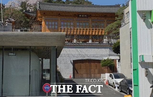 SK그룹은 8일 서울시 종로구 삼청동 선혜원에서 창업회장과 선대회장을 기리는 '메모리얼 데이'를 비공개로 진행한다. /뉴시스