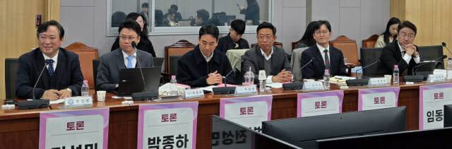 (왼쪽부터) 전성민 가천대 경영학과 교수, 박종하 법무법인 태평양 변호사, 서상범 무신사 대외협력실장, 김시광 컬리 대외협력실장, 조근상 산업통상자원부 유통물류과 과장, 임동우 중소벤처기업부 글로벌성장정책과 과장. (사진=지디넷코리아)