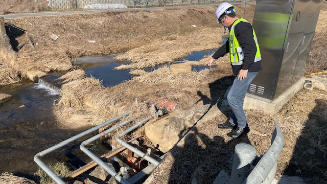 경기 안성시 만수저수지 간선에 직접급수를 위한 간이양수장 시설을 최종점검하고 있는 모습. 농어촌공사