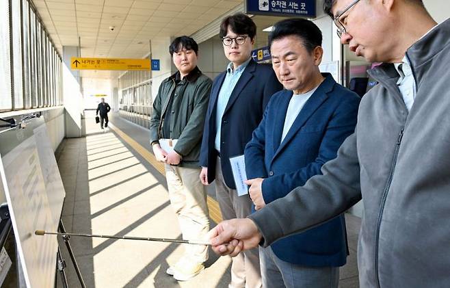 김동근 의정부시장이 8일 의정부역 일대에서 수도권광역급행철도(GTX)-C 의정부역 사업 예정지에 대한 현장 점검을 실시하고 있다. 의정부시 제공