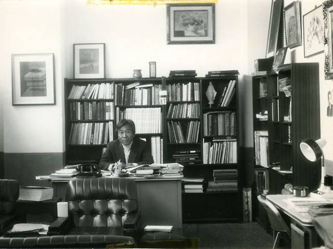 집무실에서의 이구열(1976). 리움미술관