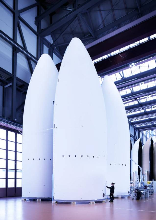 스위스 우주항공 부품 기업 '비욘드 그래비티' 공장에 세워진 로켓 페이로드페어링. 로켓 최상단에서 마치 모자처럼 위성과 우주선을 보호하는 핵심 부품이다. /비욘드 그래비티