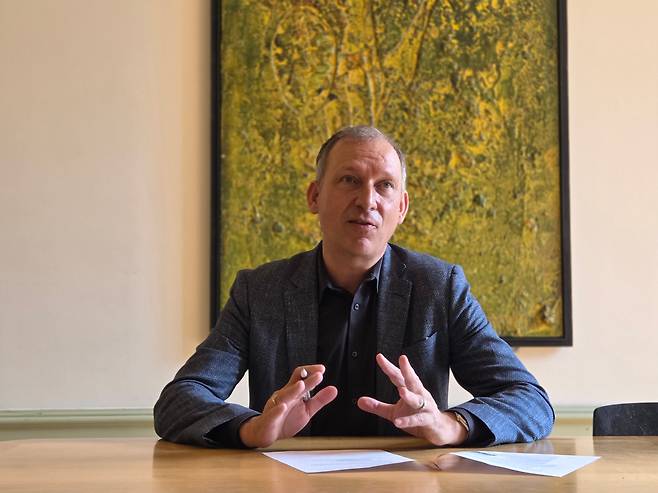 본지와 인터뷰 중인 토마스 주르부헨 스위스 취리히연방공대 교수/김지원 기자