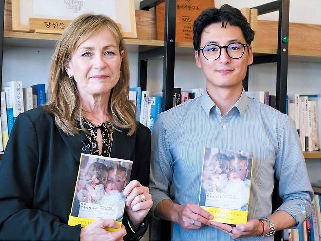 한국의 해외 입양 시스템을 추적한 ‘너의 한국 엄마에게’를 쓴 노르웨이 교수 크리스틴 몰비크 보튼마르크(왼쪽)와 아들 안데르스 현 몰비크가 7일 서울 광화문에서 열린 출간 간담회에 참석했다. /푸른숲