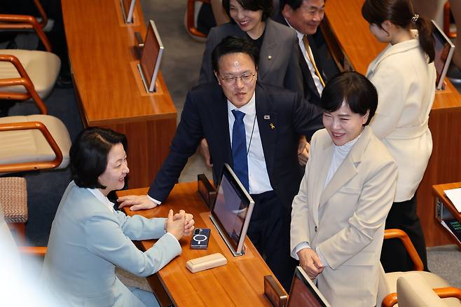 이재명 대통령이 2일 서울 여의도 국회 본회의장에서 중동 사태 대응 등을 위한 추가경정예산안에 대한 시정연설전 지방선거에 나선 추미애, 박주민, 전현희 의원이 함께 얘기를 나누고 있다. /김지호 기자