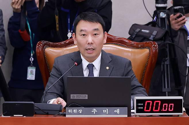 법사위원장 직무를 대행하는 김용민 더불어민주당 의원. /연합뉴스