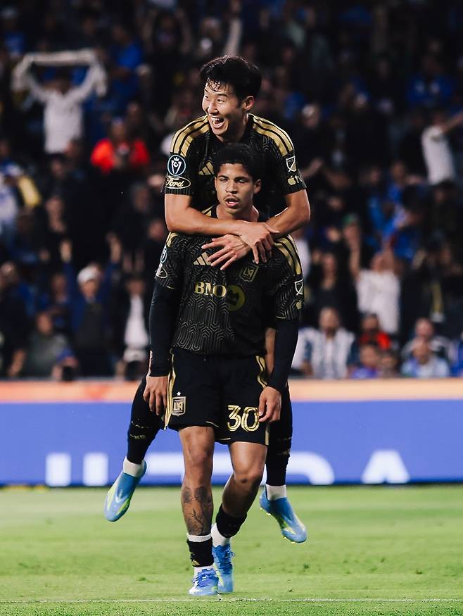 8일 미국 로스 앤젤레스에서 열린 LA FC와 크루스 아술의 북중미챔피언스컵 8강 1차전에서 손흥민이 팀 동료 다비드 마르티네즈의 득점을 축하해주고 있다./LA FC