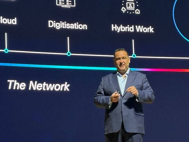 8일 서울 강남구 코엑스에서 열린 ‘시스코 커넥트 2026 코리아’ 무대에서 벤 도슨 시스코 아시아태평양·일본·중국(APJC) 총괄 사장이 시스코의 솔루션을 소개하고 있다. /김성민 기자