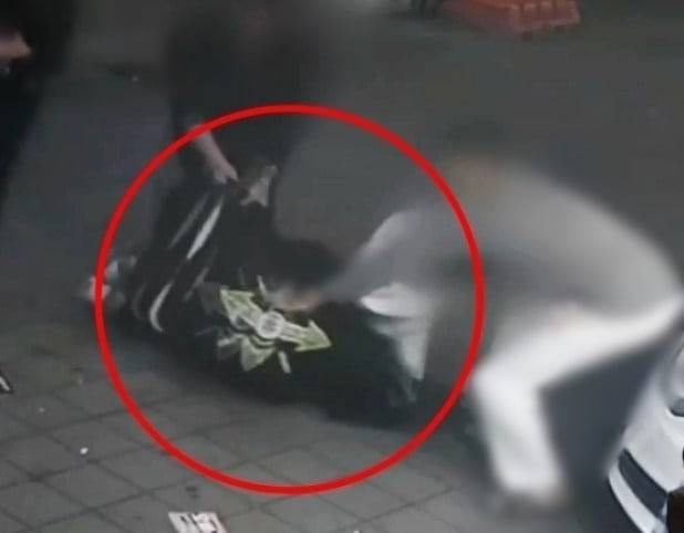 고(故) 김창민 영화감독이 폭행 당하는 모습이 담긴 영상./JTBC