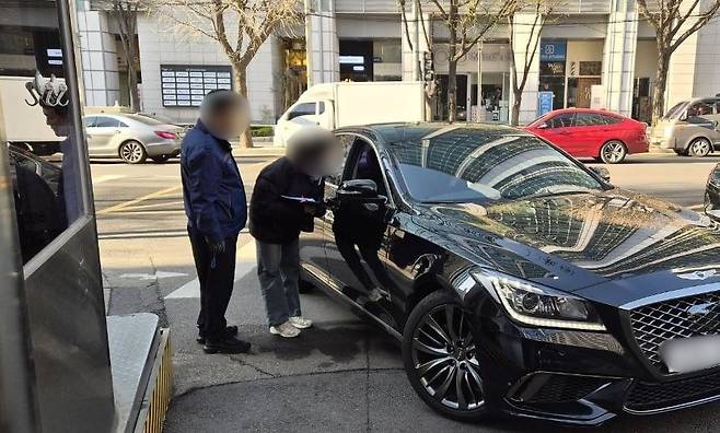 공공 차 2부제 첫날인 8일 오전 서울 종로구 서울경찰청에 차 번호 끝자리가 홀수인 자동차가 출입하려고 하자 제지하고 있다. /김관래 기자