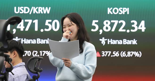 미국과 이란이 2주간의 휴전에 사실상 합의한 가운데 8일 서울 중구 하나은행 본점 딜링룸 현황판에 코스피지수 등이 표시돼 있다. 이날 코스피는 전장 대비 377.56포인트(6.87%) 오른 5872.34로, 코스닥 지수는 53.12포인트(5.12%) 오른 1089.85로 마감했다. 연합뉴스