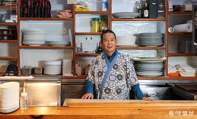 서울 종로구 서린동 신성일식에서 문채환 사장이 50년 넘게 일해온 주방에서 손님 맞을 준비를 하고 있다. 1973년 서울시에 영업 등록된 신성일식은 서울에서 가장 오래된 일식당으로, 재개발로 인해 오는 5월 폐점을 앞두고 있다. 이한결 기자 always@donga.com