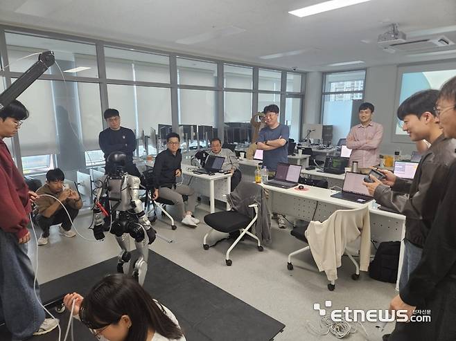 구미에 위치한 KIRO 로봇직업혁신센터에서 진행되고 있는 수업 모습.