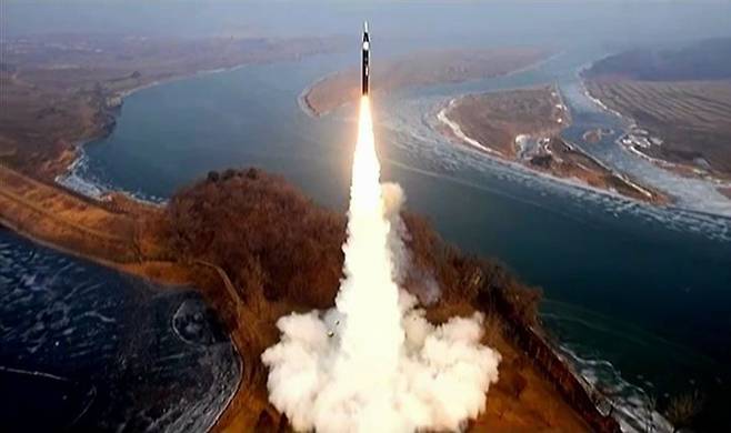 김정은 북한 국무위원장이 지난해 1월 6일 북한 미사일총국의 신형 극초음속 중장거리 탄도미사일 시험발사를 화상감시체계로 참관했다고 7일 북한 조선중앙TV가 보도했다. 조선중앙TV 캡처