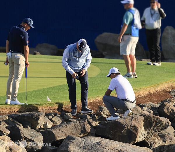 사진은 칼럼과 관련 없는 참고 이미지입니다. 미국프로골프(PGA) 투어에서 활약하는 김시우 프로가 2024년 아메리칸 익스프레스 때 경기위원과 볼을 체크하는 모습이다. 사진제공=ⓒAFPBBNews = News1 (사진을 무단으로 사용하지 마십시오.)