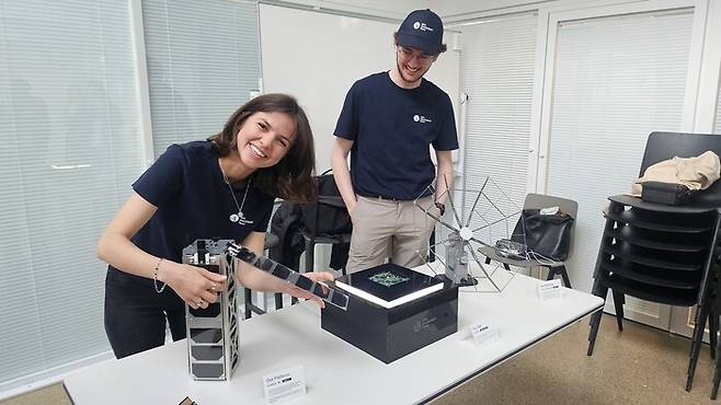 지난달 26일 로잔연방공과대학(EPFL)에서 만난 석사생 아나 슈바베달(23) 스페이스크래프트팀 팀장(왼쪽)과 대학교 3학년 로리스 브레기(23) 스페이스크래프트팀 전력시스템 담당이 큐브샛에 대한 설명을 한 뒤 환하게 웃고 있다. 로잔/윤연정 기자