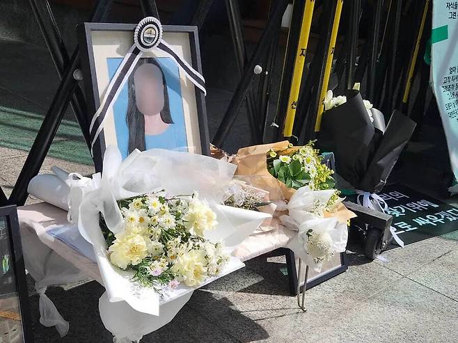 미아리성노동자 이주대책위원회는 지난해 9월18일 오전 서울 성북구청 앞에서 2024년 9월20일 불법추심을 견디다 못해 숨진 심아무개씨의 추모식을 열었다. 심씨의 사진 앞에 꽃이 놓여져 있다. 조해영 기자 hycho@hani.co.kr